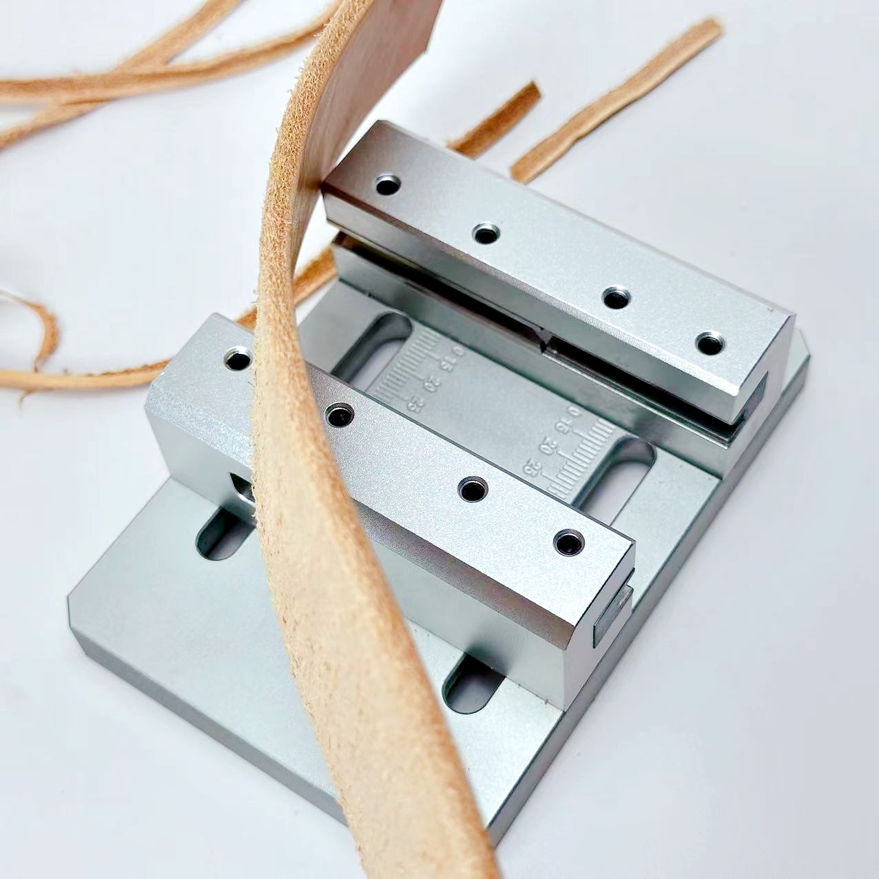 Riemrandafwerkmachine, halfron - Leatherwork Machine recensie en prijs